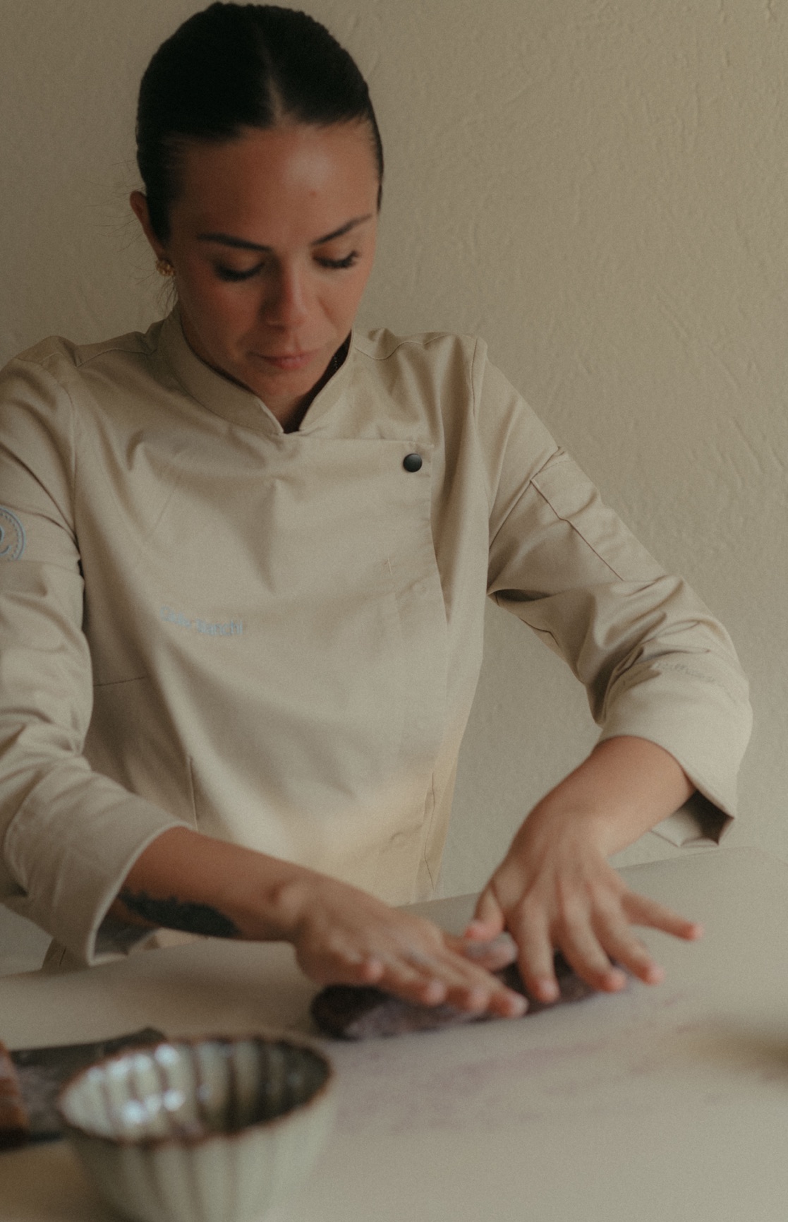 Lavorazione artigianale nel laboratorio della Pasticceria Roggero